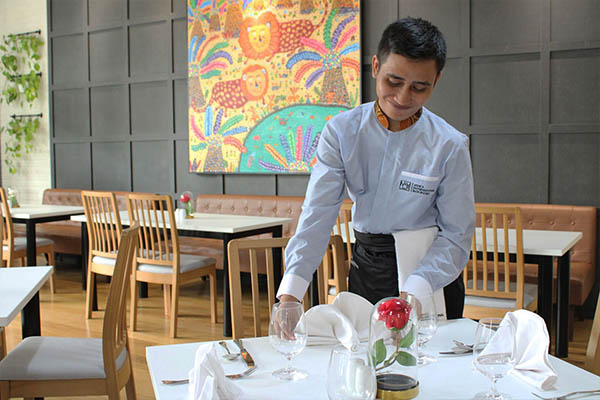 Nhân viên phục vụ nhà hàng đảm nhận việc phục vụ thực khách tại nhà hàng.