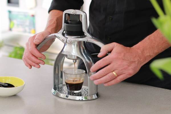 Máy pha cà phê bằng tay ROK Espresso giúp bạn pha ly Espresso thơm ngon